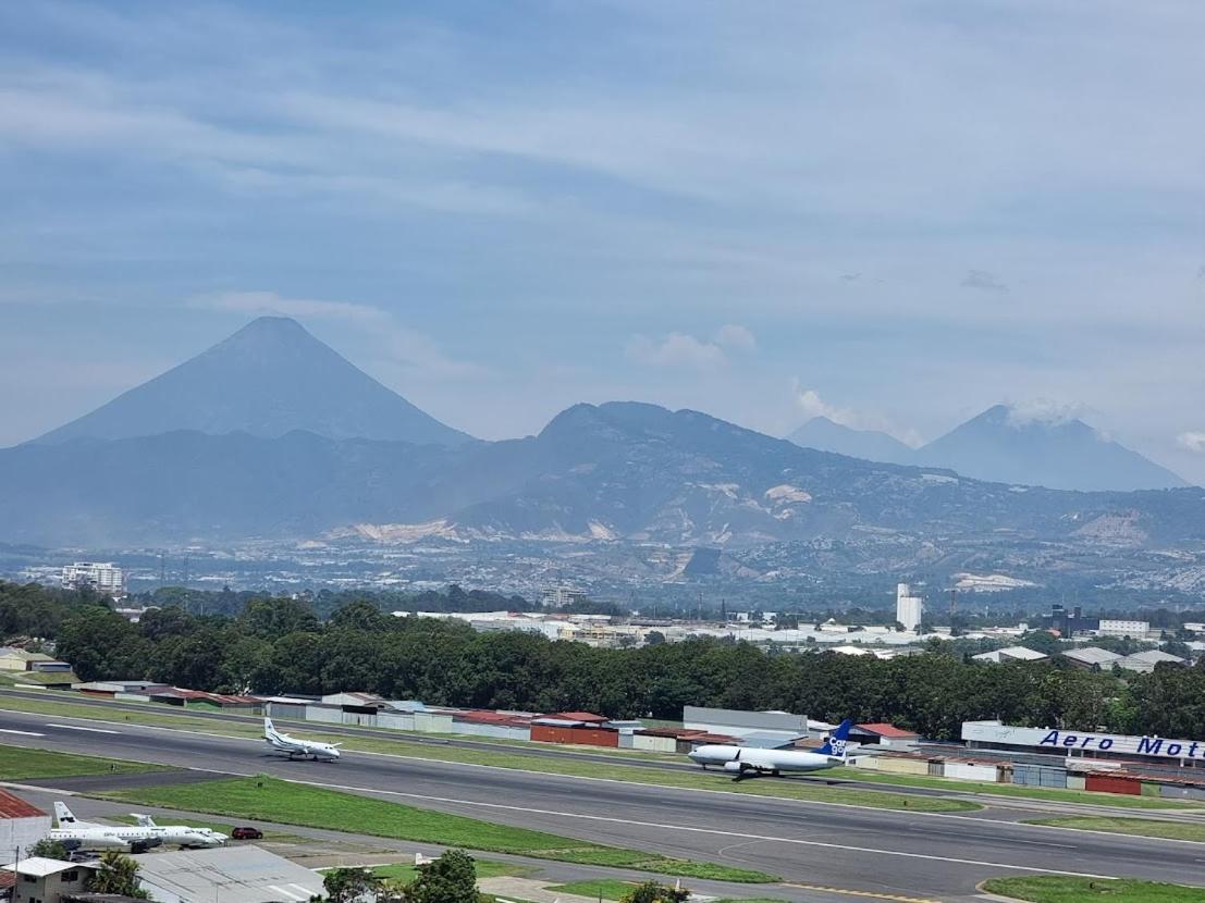 Amazing Aircrafts Views In Front Of Airport Apartment Guatemala City Exterior photo