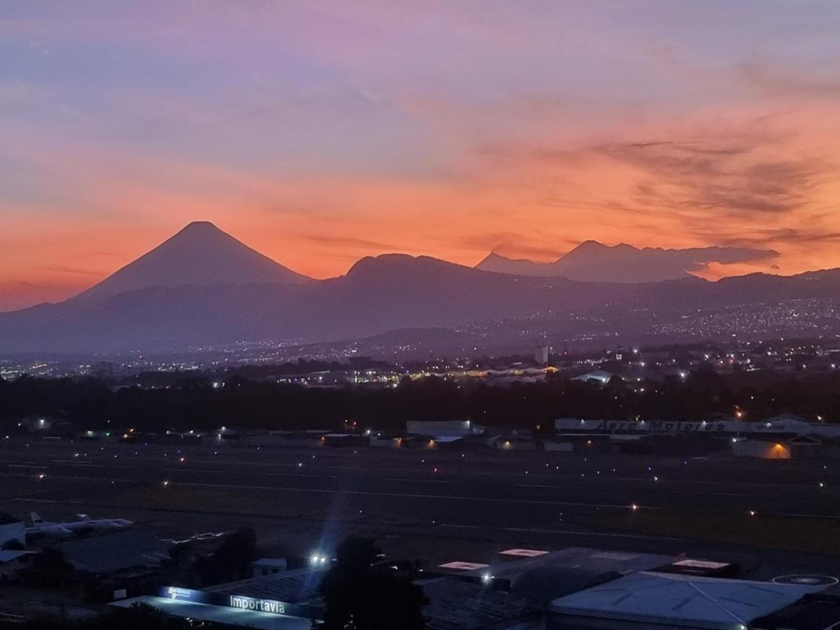Amazing Aircrafts Views In Front Of Airport Apartment Guatemala City Exterior photo