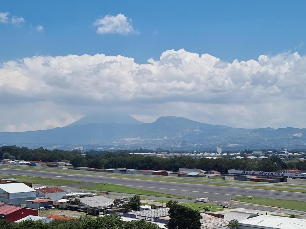 Amazing Aircrafts Views In Front Of Airport Apartment Guatemala City Exterior photo