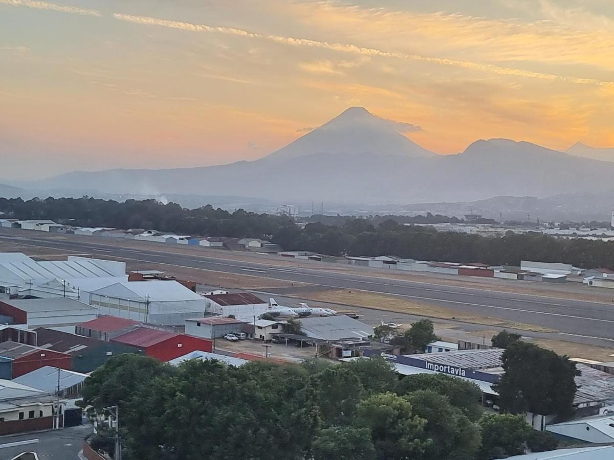 Amazing Aircrafts Views In Front Of Airport Apartment Guatemala City Exterior photo