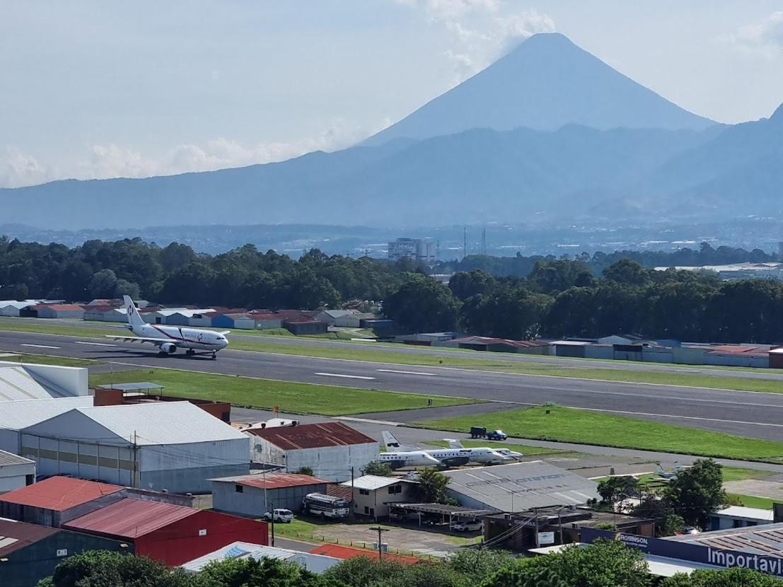 Amazing Aircrafts Views In Front Of Airport Apartment Guatemala City Exterior photo