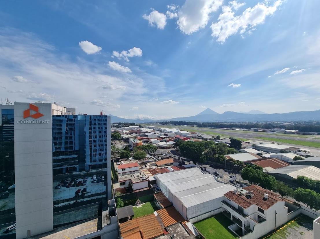 Amazing Aircrafts Views In Front Of Airport Apartment Guatemala City Exterior photo