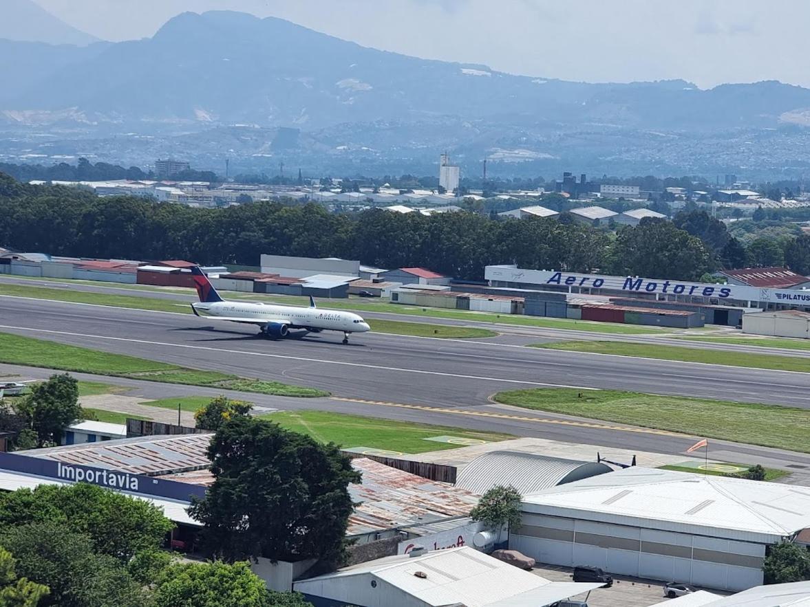 Amazing Aircrafts Views In Front Of Airport Apartment Guatemala City Exterior photo