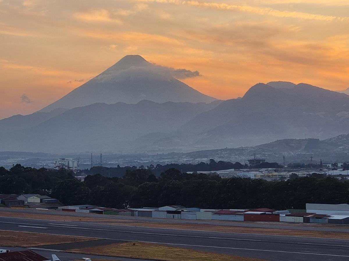 Amazing Aircrafts Views In Front Of Airport Apartment Guatemala City Exterior photo
