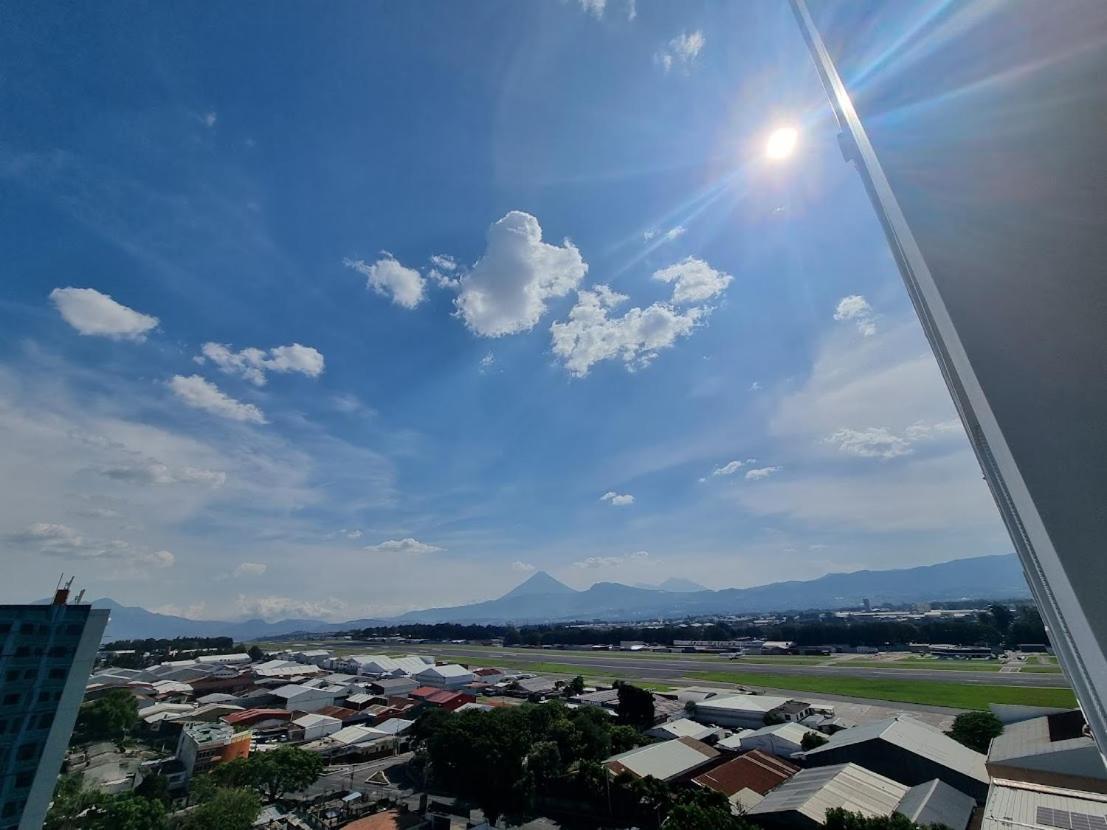Amazing Aircrafts Views In Front Of Airport Apartment Guatemala City Exterior photo