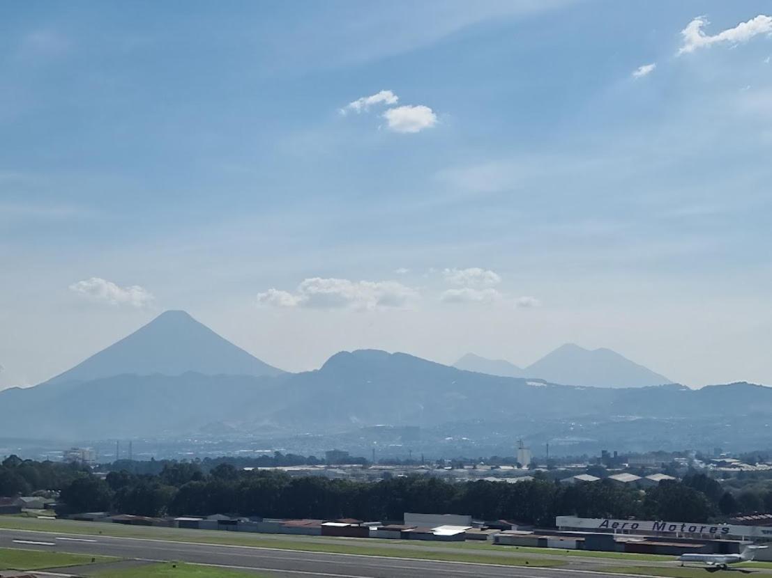Amazing Aircrafts Views In Front Of Airport Apartment Guatemala City Exterior photo