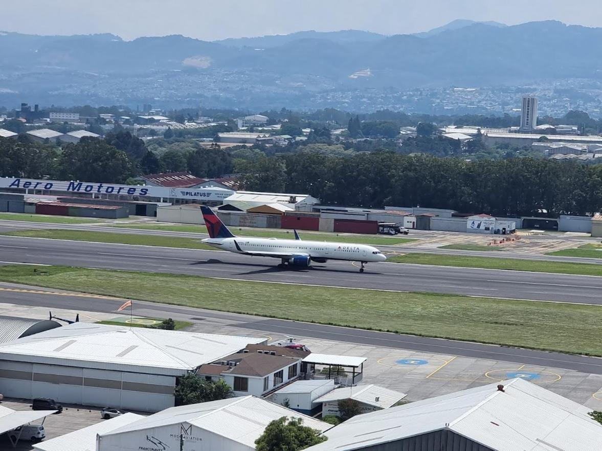 Amazing Aircrafts Views In Front Of Airport Apartment Guatemala City Exterior photo