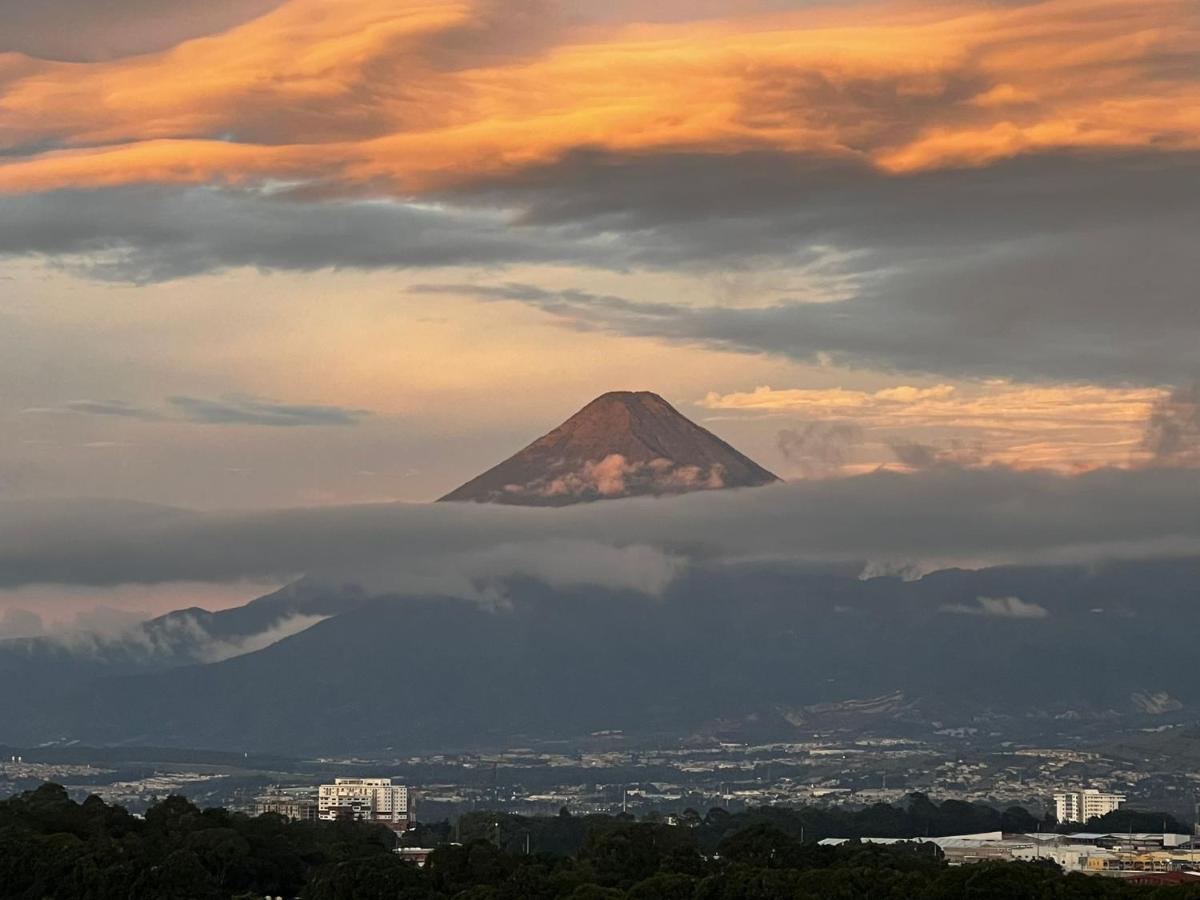 Amazing Aircrafts Views In Front Of Airport Apartment Guatemala City Exterior photo